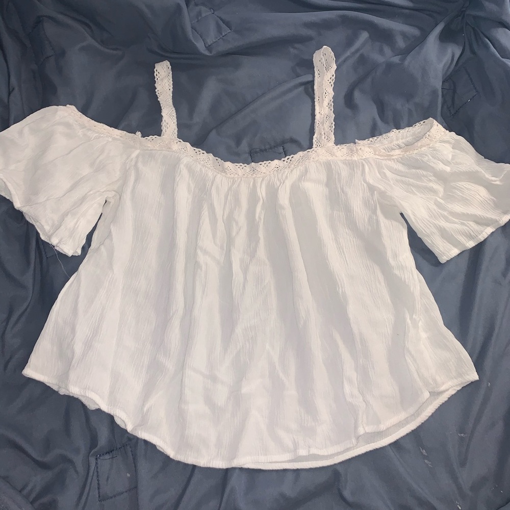 White strap/off shoulders shirt in Size M